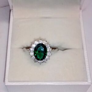 Elegant Ladies 8 Princess 925 Sterling Silver Oval Lab Grown Emerald Ring